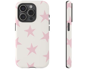 Pode incluir: Uma capa de smartphone com um padrão repetitivo de estrelas cor-de-rosa claro sobre um fundo branco sujo. A capa é apresentada numa perspetiva frontal, revelando o recorte da câmara, e de perfil, mostrando o detalhe do rebordo preto.