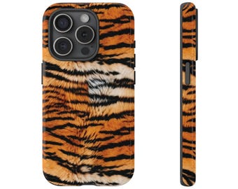 Könnte beinhalten: Eine Smartphone-Hülle mit einem realistischen orange-schwarzen Tigerfellmuster. Die Hülle zeigt einen Ausschnitt für die Dreifachkamera auf der Rückseite sowie eine Seitenansicht, die das passende Tigerstreifen-Design am Rand zeigt.