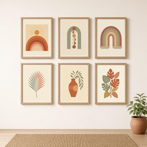 Könnte beinhalten: Ein Set aus sechs gerahmten Wandbildern in zwei Reihen. Die Drucke zeigen Illustrationen von einer Sonne, einem Regenbogen, Mondphasen, einem Palmblatt, einer Vase mit Pflanzen und Blättern in gedeckten Erdtönen auf cremefarbenem Grund.