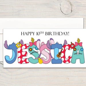 Op de afbeelding: Een witte kaart met de tekst "Happy 10th Birthday!" en de naam "JESSICA" gespeld in kleurrijke letters met een Stitch-thema.