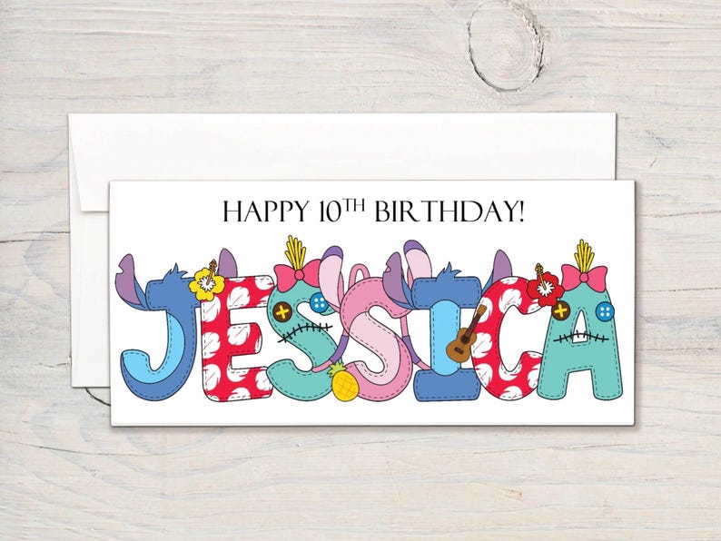 Op de afbeelding: Een witte kaart met de tekst "Happy 10th Birthday!" en de naam "JESSICA" gespeld in kleurrijke letters met een Stitch-thema.