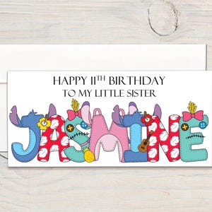 Op de afbeelding: Een verjaardagskaart met een kleurrijk cartoonontwerp met de naam "Jasmine" gespeld met Stitch-personages. De kaart luidt "Happy 11th Birthday to my little sister".