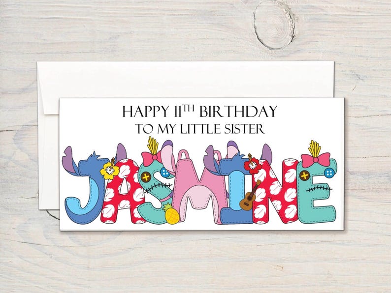 Op de afbeelding: Een verjaardagskaart met een kleurrijk cartoonontwerp met de naam "Jasmine" gespeld met Stitch-personages. De kaart luidt "Happy 11th Birthday to my little sister".