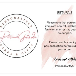 Op de afbeelding: Een roze en witte aquarel achtergrond met de tekst "RETURNS" in zwart. De tekst eronder luidt "Let op: gepersonaliseerde artikelen zijn niet restitueerbaar, tenzij ze defect zijn of er een fout is gemaakt aan onze kant. Controleer uw personalisatie zorgvuldig voordat u uw bestelling plaatst." De tekst onderaan luidt "Leah and Abbi" en "PersonalGifts2u".