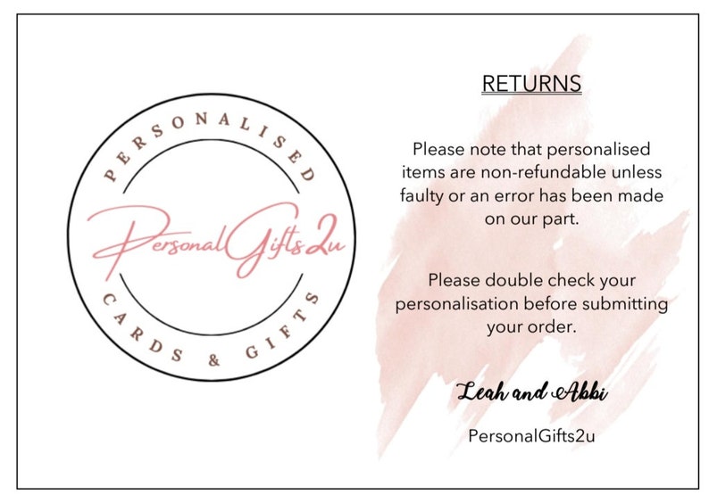 Op de afbeelding: Een roze en witte aquarel achtergrond met de tekst "RETURNS" in zwart. De tekst eronder luidt "Let op: gepersonaliseerde artikelen zijn niet restitueerbaar, tenzij ze defect zijn of er een fout is gemaakt aan onze kant. Controleer uw personalisatie zorgvuldig voordat u uw bestelling plaatst." De tekst onderaan luidt "Leah and Abbi" en "PersonalGifts2u".