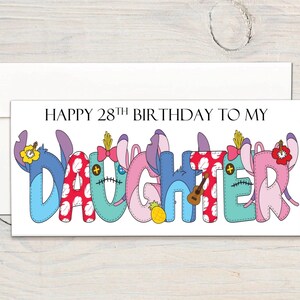 Op de afbeelding: Een witte kaart met de tekst "Happy 28th Birthday to my Daughter" in zwarte letters. Het woord "Daughter" is gespeld in kleurrijke cartoonletters met gestikte randen en verschillende versieringen.