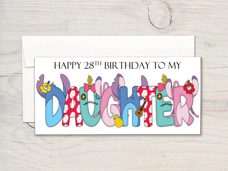 Op de afbeelding: Een witte kaart met de tekst "Happy 28th Birthday to my Daughter" in zwarte letters. Het woord "Daughter" is gespeld in kleurrijke cartoonletters met gestikte randen en verschillende versieringen.