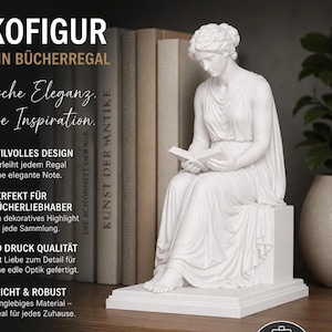 Könnte beinhalten: Eine weiße Statue einer lesenden Frau im klassischen Stil. Die Statue besteht aus glattem Material und steht auf einem rechteckigen Sockel. Im Hintergrund ein Bücherregal mit Büchern.