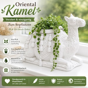 Könnte beinhalten: Ein weißer Übertopf in Kamelform mit detailliertem Satteldesign inklusive Quasten und einer Aussparung für Pflanzen. Der Text auf dem Bild lautet Oriental Kamel, Verziert & einzigartig, Zum Bepflanzen, PLA 3D Druck Deko, Aus PLA, Zum Bepflanzen, Wasserdicht, Perfektes Geschenk, Handgemacht in Deutschland, Leicht, Robust, Umweltfreundlich.