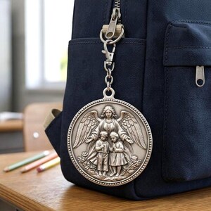 Wisiorek Anioł Stróż, drukowany w 3D, PLA, srebrny – Anioł z dziećmi – Prezent na chrzest, komunię, ozdobę, tornister, pierwszy dzień szkoły, przedszkole – UT08