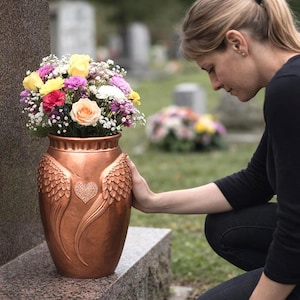 Vaso funerário em PETG com asas de anjo e coração – Vaso resistente às intempéries para cemitério, diversas cores – Vaso moderno para lápide – Peça única - GR16