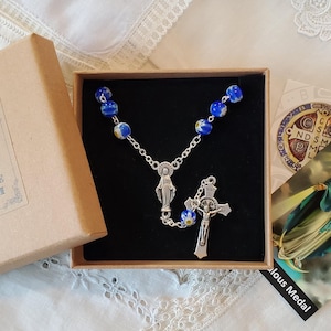 Millefiori blau weiß gelb handgesteckt Unsere Liebe Frau von Grace Car Rosenkranz Benedikt Kruzifix, versilbert, Lady of Grace Herzstück