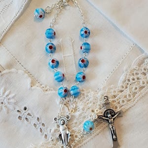 Millefiori hellblau, weiß rot handgesteckt Unsere Dame der Gnade Auto Rosenkranz Benedikt Kruzifix, versilbert, Lady of Grace Mittelstück