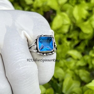 Anillo de topacio azul hecho a mano: piedra preciosa cuadrada, banda de plata esterlina