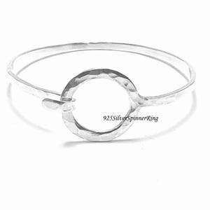 Peut inclure: Un bracelet jonc en argent martelé avec une finition texturée. 925SilverSpinnerRing