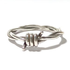 Handgjord ring i sterlingsilver med taggtråd: Eleganta gotiska smycken