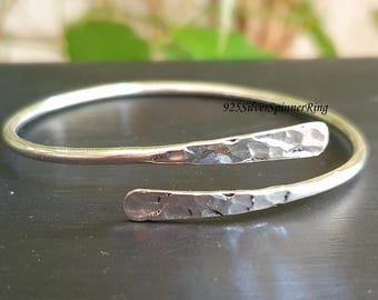 Gehamerde sterlingzilveren armband: handgemaakte manchetarmband met textuur