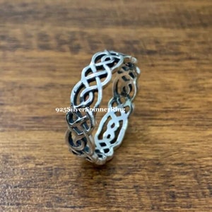 Puede incluir: Un anillo de plata con un diseño de nudo celta. El anillo está hecho de plata de ley 925 y es un anillo giratorio.