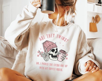 Bluza z nadrukiem Halloween Twin Mom, zabawna bluza z nadrukiem Skull Coffee, jesienna bluza z nadrukiem Crewneck dla miłośników kawy, prezent dla Twin Mom, bluza z nadrukiem Momma