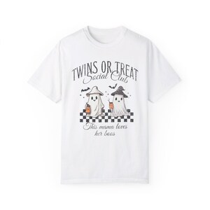 Camiseta de Halloween para mamá de gemelos, divertida camiseta de fantasma para mamá de gemelos, camiseta para revelar el embarazo de gemelos, regalo para baby shower para madre de gemelos, regalo de empuje White