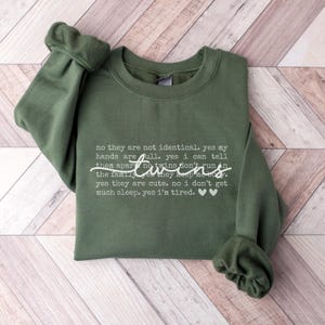Bluza z nadrukiem Twin Mom Zabawna koszulka Twin Mom Moje ręce są pełne Prezent dla matki bliźniaków Bluza z kapturem Twin Mama Ogłoszenie o ciąży Bliźniaki dwujajowe