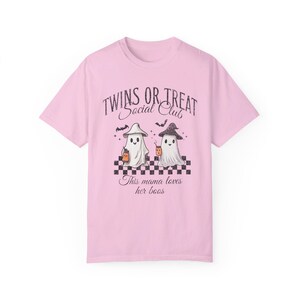 Camiseta de Halloween para mamá de gemelos, divertida camiseta de fantasma para mamá de gemelos, camiseta para revelar el embarazo de gemelos, regalo para baby shower para madre de gemelos, regalo de empuje imagen 7