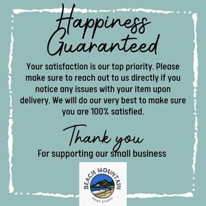 Puede incluir: Un fondo azul verdoso con texto blanco que dice "Happiness Guaranteed". El texto contin&uacute;a con "Su satisfacci&oacute;n es nuestra m&aacute;xima prioridad. Por favor, p&oacute;ngase en contacto con nosotros directamente si observa alg&uacute;n problema con su art&iacute;culo en el momento de la entrega. Haremos todo lo posible para asegurarnos de que est&eacute; 100% satisfecho. Gracias por apoyar nuestro peque&ntilde;o negocio." Un logotipo en la parte inferior de la imagen que dice "Beach Mountain Print Studio".
