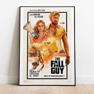 Peut inclure: Affiche de film pour le film "The Fall Guy" avec Ryan Gosling et Emily Blunt. L'affiche présente une image stylisée des deux acteurs dans un décor désertique avec un hélicoptère volant au-dessus. Le texte "The Fall Guy" est en grandes lettres grasses en bas de l'affiche.