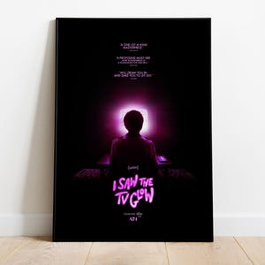 Ho visto la TV Glow, Jane Schoenbrun, 2024, poster di film di alta qualità, carta semi-lucida premium