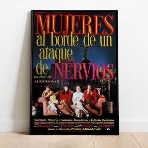 Könnte beinhalten: Ein gerahmtes Filmplakat mit dem Titel "MUJERES al borde de un ataque de NERVIOS" in gelben und rosa Buchstaben. Das Plakat zeigt einen dunklen Hintergrund mit einer Statue und vier Frauen auf einem Sofa. Der Film ist von Almodóvar.