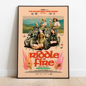Könnte beinhalten: Ein Filmplakat für den Film "Riddle of Fire" mit einem Retro-Design. Das Plakat zeigt eine Gruppe junger Leute, die in einer Waldlandschaft auf Dirtbikes fahren. Der Titel des Films ist in großen roten Buchstaben mit einem Flammen-Design. Das Plakat enthält auch den Text "The Coolest Debut from Cannes" und "Written & Directed by Weston Razool".