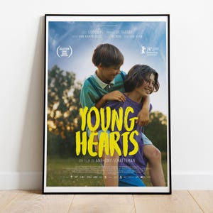 Young Hearts, anthrazit, 2024 - Hochwertiges Filmposter, Premium Semi-Glossy Papier