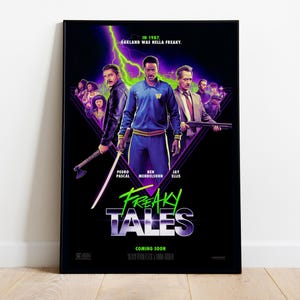 Könnte beinhalten: Ein Filmplakat für den Film "Freaky Tales" mit einer Gruppe von Schauspielern in einem Retro-Setting der 1980er Jahre. Das Plakat hat einen schwarzen Hintergrund mit Neon-Grün- und Lila-Akzenten. Der Titel des Films ist in großen, fetten Buchstaben mit grünem Umriss. Der Text "In 1987, Oakland war verdammt verrückt" steht oben auf dem Plakat. Die Schauspieler sind in Kleidung der 1980er Jahre gekleidet und halten Waffen. Das Plakat enthält auch die Namen der Schauspieler und das Erscheinungsdatum des Films.