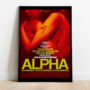 Puede incluir: Un póster enmarcado de la película "ALPHA" en un marco negro. El póster presenta una imagen borrosa de una persona con una combinación de colores rojo y naranja. El título de la película, el director y el elenco se enumeran en texto amarillo y blanco.