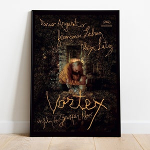 Può includere: Un poster per il film "Vortex" diretto da Gaspar Noé. Il poster presenta uno sfondo nero con un'immagine scura di due persone al centro. Il titolo "Vortex" è scritto in caratteri dorati nella parte inferiore del poster. I nomi degli attori Dario Argento, Françoise Lebrun e Alex Lutz sono scritti in caratteri dorati nella parte superiore del poster.