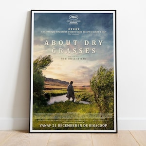 Informazioni su Dry Grasses, Nuri Bilge Ceylan, Deniz Celiloğlu, 2023 - Poster cinematografico HQ, carta semi-lucida di alta qualità