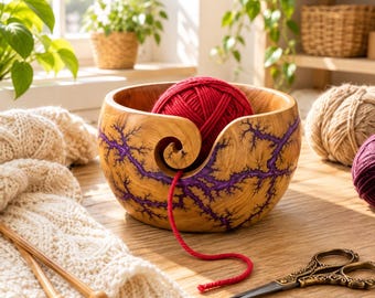 Könnte beinhalten: Eine runde Garnschale aus Holz mit natürlicher hellbrauner Maserung und einem tiefvioletten Fraktalmuster. Ein rotes Garnknäuel liegt in der Schale, wobei der Faden durch den spiralförmigen Ausschnitt an der Vorderseite verläuft.