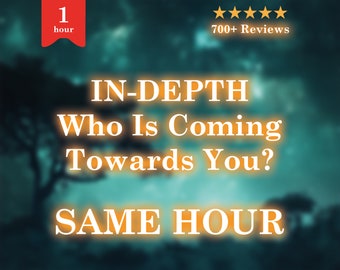 Op de afbeelding: Een digitale illustratie van een donkergroen bos met een gele tekstoverlay die "IN-DEPTH Who Is Coming Towards You? SAME HOUR" luidt. De tekst wordt omringd door vijf gele sterren en de woorden "1 uur" en "700+ beoordelingen".