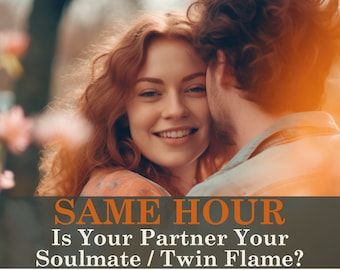 Peut inclure: Gros plan d'un couple enlacé, la femme souriante. L'image a une mise au point douce et chaleureuse avec le texte "SAME HOUR Is Your Partner Your Soulmate / Twin Flame ?" L'arrière-plan est flou.
