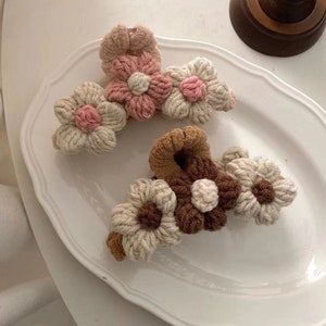 Gestrickte Blumen Haarspange, gehäkelte Haarspange, Haarschmuck für sie, Geschenk für sie, Retro große Haarspange, Fee Haarspange, Bild 4