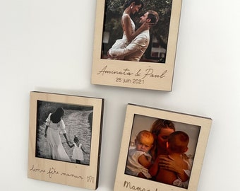 May include: Three wooden photo frames with different images and personalized text. The top frame shows a couple, the middle frame shows a mother and daughter, and the bottom frame shows a mother and two children. The text on the frames reads "Aminata & Paul 26 juin 2021", "bonne fête maman", and "Maman d'amour Paul et Nina".