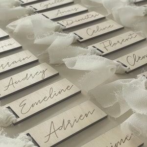 Elegant place markers in wood and fabric wedding baptism