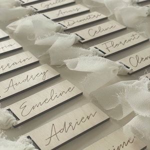 Elegant place markers in wood and fabric wedding baptism