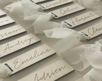 Elegantes tarjetas de lugar de madera y tela para bodas y bautizos.