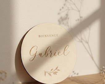 Geboortekaartje met houten naam, naamkaartje met bloemenmotief