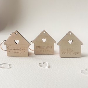 Porte-clés maison en bois personnalisable, couple, location airbnb, cadeau crémaillère image 1
