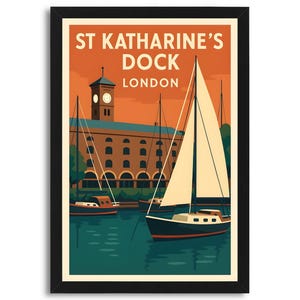 Peut inclure: Une affiche encadrée représentant une illustration vintage de St Katharine's Dock à Londres. L'illustration montre des voiliers sur une eau turquoise, une tour de l'horloge et un bâtiment en briques sous un ciel orange. Le texte "ST KATHARINE'S DOCK LONDON" est en haut.