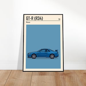 Könnte beinhalten: Ein gerahmter Druck mit einer Illustration eines blauen Nissan GT-R (R34) Autos. Der Druck enthält den Text "GT-R (R34)" und "Nissan" oben, mit "'99" rechts. Das Auto ist im Profil vor einem hellblauen Hintergrund dargestellt.