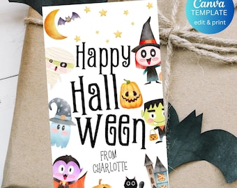 以下が含まれることがあります： 「Happy Halloween」の文字が大きく黒字で書かれた、ハロウィーンをテーマにした白いギフトタグ。ミイラ、魔女、カボチャ、幽霊、吸血鬼、その他のハロウィーンのキャラクターのイラストが描かれています。「From Charlotte」の文字も含まれています。