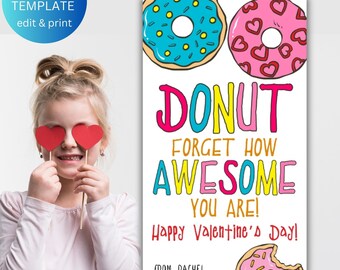 Può includere: Un biglietto di San Valentino con il testo "DONUT FORGET HOW AWESOME YOU ARE!" e illustrazioni di ciambelle. Il biglietto include anche il testo "Happy Valentine's Day!" e "FROM RACHEL". Una persona giovane tiene in mano oggetti a forma di cuore.